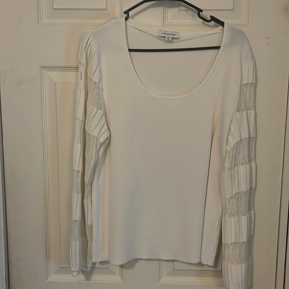 Women’s blouse with details on sleeves